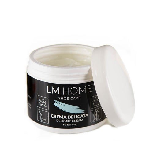 Crema pentru intretinerea suprafetelor din piele naturala sau artificiala